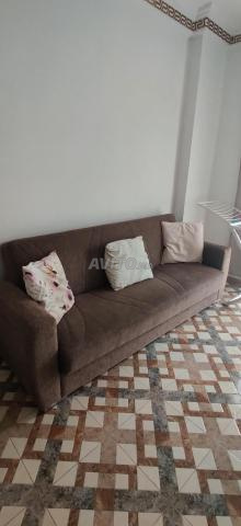 Canapé lit, chaise Ikea, bureau avec rangement