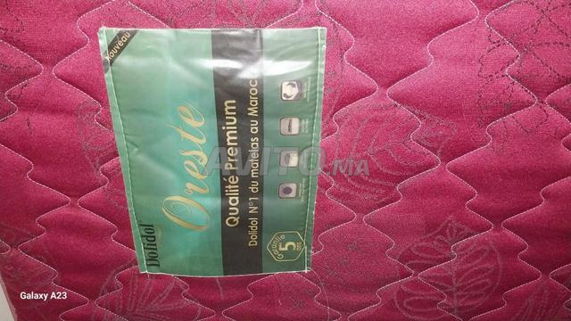 Lit et 3 coiffeuses avec un matelas - 2