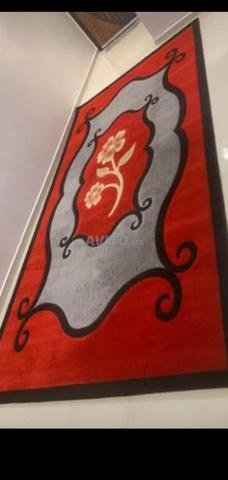 Tapis rouge et noir Care pour salon neuf - 2
