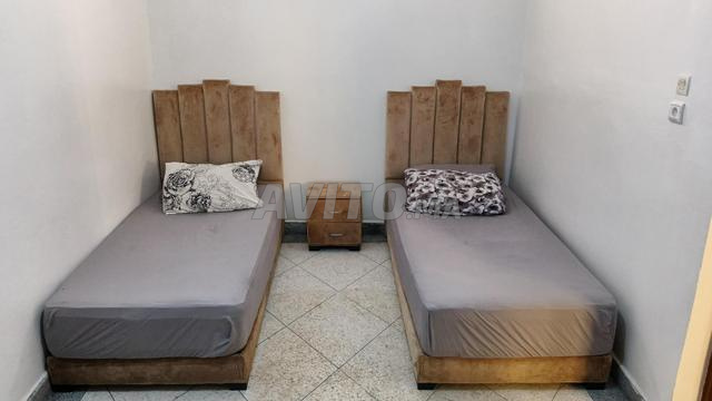 2 سرير مع 2 مرتبة وطاولة بجانب السرير - 2