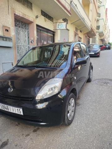 Voiture propre devant l'église Andalous - 2