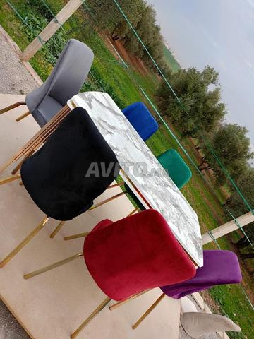 غرفة طعام وكراسي من الإينوكس الذهبي والفضي - 2