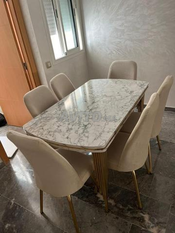 Table et chaises en inox doré ou argenté - 2