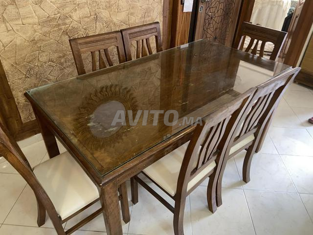 Salle à manger en bois avec six chaises - 2