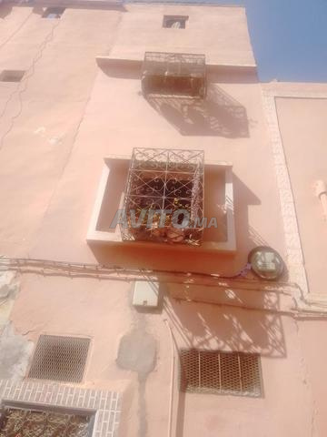 Maison dans une rue où passent les voitures - 2