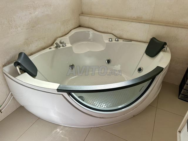 JACUZZI À VENDRE TRÈS PEU UTILISÉ