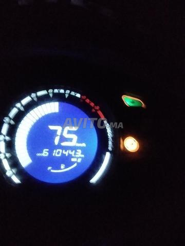 Moto à réparer, moteur puissant, boîte de vitesses à réparer.