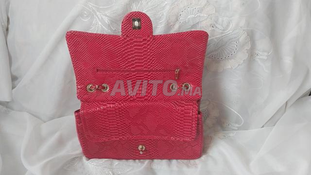 حقيبة حمراء بتصميم شانيل - أنيقة وعصرية - 2