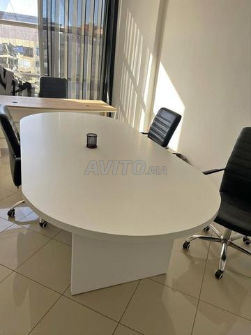 💼 طاولات اجتماعات عصرية تعزز بيئة العمل الاحترافية - 2