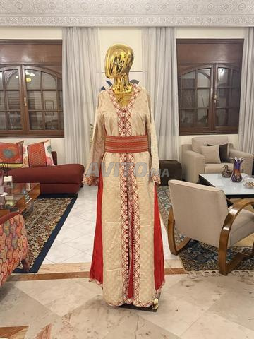 قفطان بيج وأحمر مصنوع يدوياً - 2