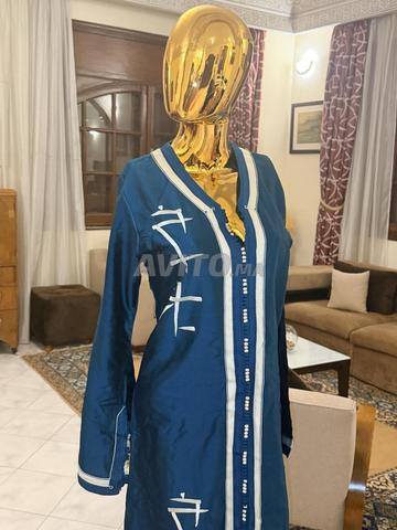 قفطان أزرق بسيط عصري مصنوع يدوياً - 2