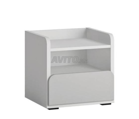 سرير فردي وطاولة بجانب السرير