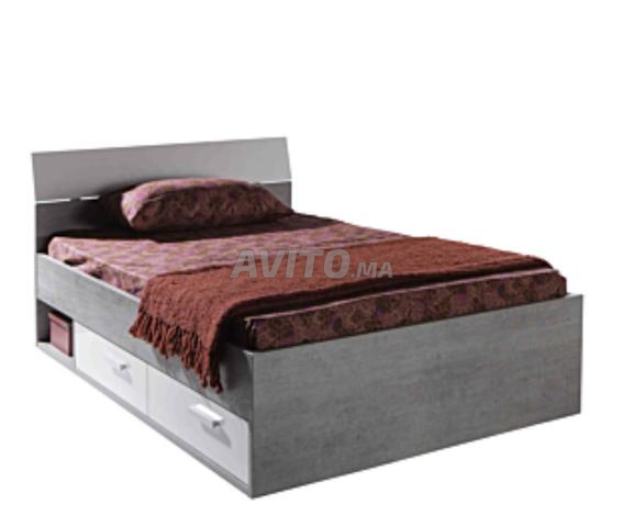 Lit individuel et table de chevet - 2