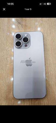 iPhone 15 pro max très bon état avec la boîte