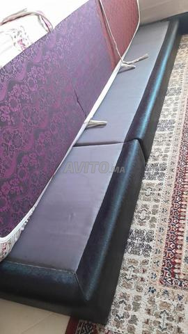 Table basse et banquettes en bois gainées de cuir