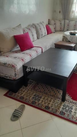 Bancs en bois recouverts de cuir