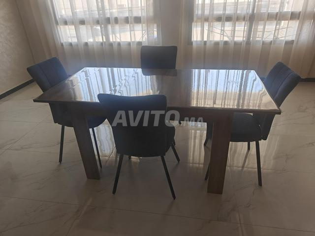 طاولة طعام مع 4 كراسي – شبه جديدة