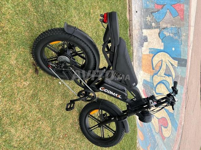 Wow super belle moto électrique avec ton casque - 2