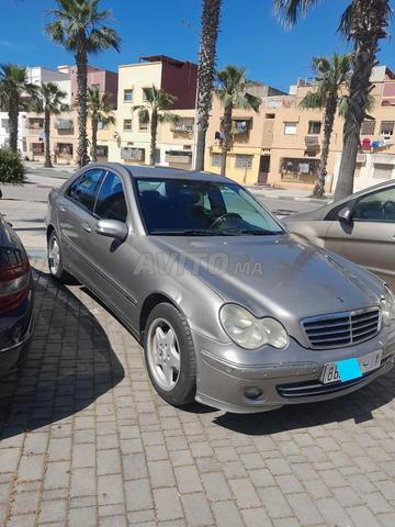 Mercedes 220c à Salé hay salam