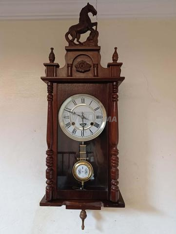 ساعة حائطية ميكانيكية تحفة مميزة ونقية وتعمل جيدا