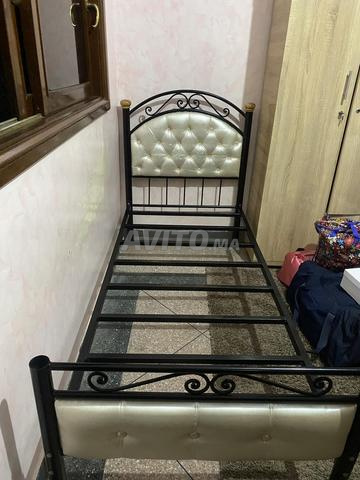 Deux cadres de lit noirs - 2