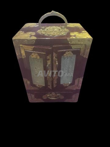 تحفة خشبية نادرة ونحاسية