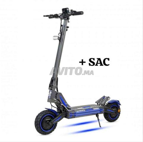 Trottinette devant le café des frères, livraison disponible - 2