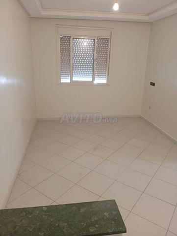 Appartement propre dans un immeuble gardé à louer - image 3