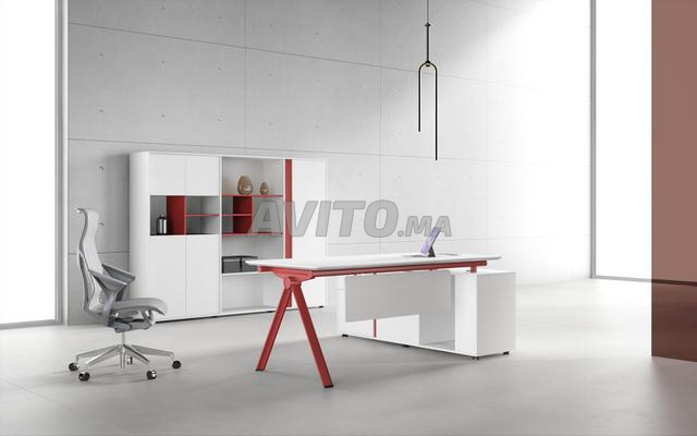 مكتب أبيض بأرجل خمري متوفر فوراً. - 2