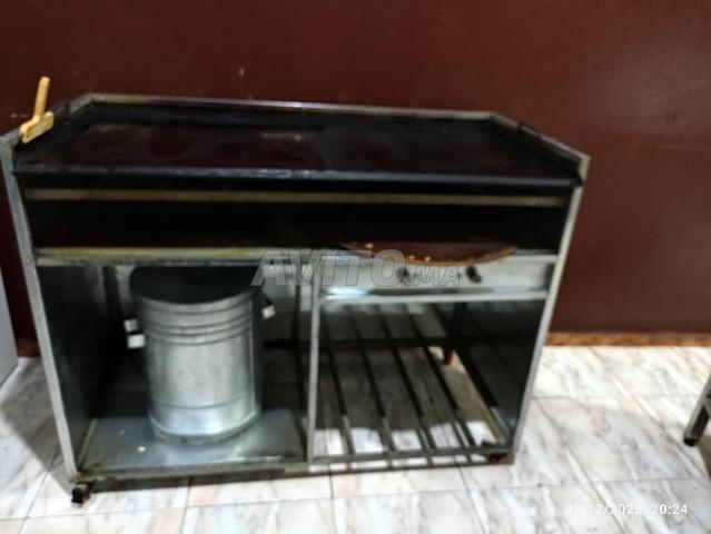 Deux grandes vitrines et un nouveau comptoir - 2