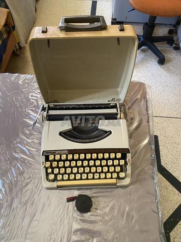 آلة كاتبة محمولة براذر ديلوكس 900 - 2