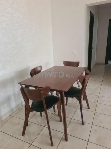 غرفة طعام كيتيا مع 4 كراسي