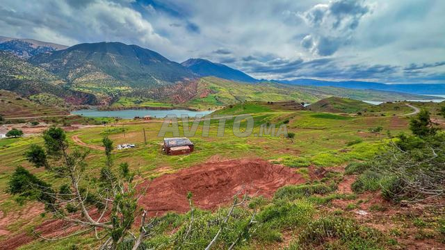 أرض/ضيعة 40000 متر مربع، منزل حجري، إطلالة على بحيرة الأطلس