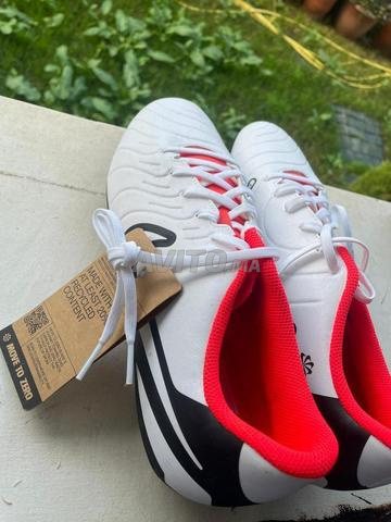 CHAUSSURES DE FOOT JAMAIS UTILISÉES - 2