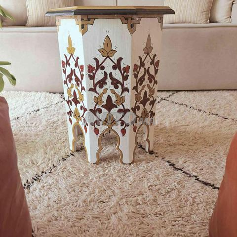 طاولة جانبية بزخرفة - 2