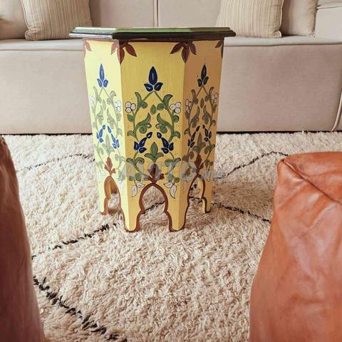 طاولة خشبية بزخرفة - 2