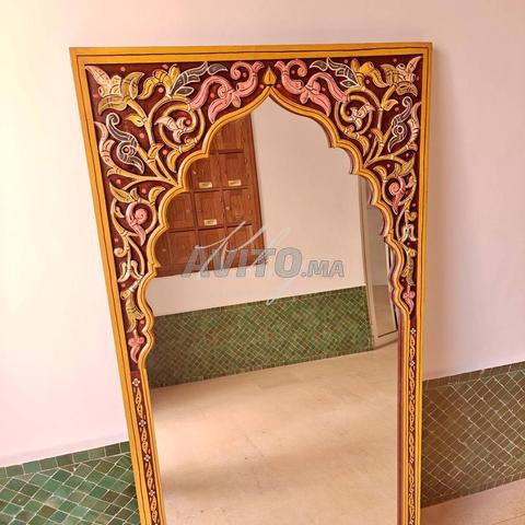 إطار مرآة منحوت بزخرفة