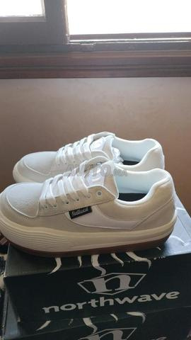 حذاء رياضي كلاسيكي أبيض