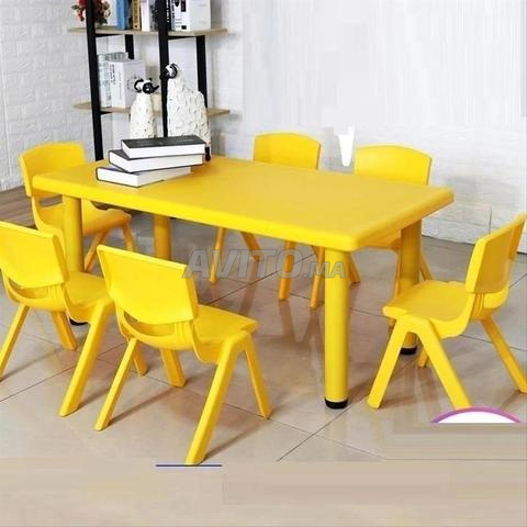 Table et chaise scolaire multicolore / vestiaire