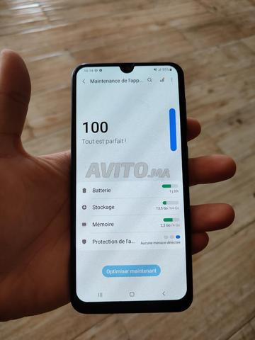 Samsung Galaxy A30 (64 Go/4 Go RAM) avec pochette