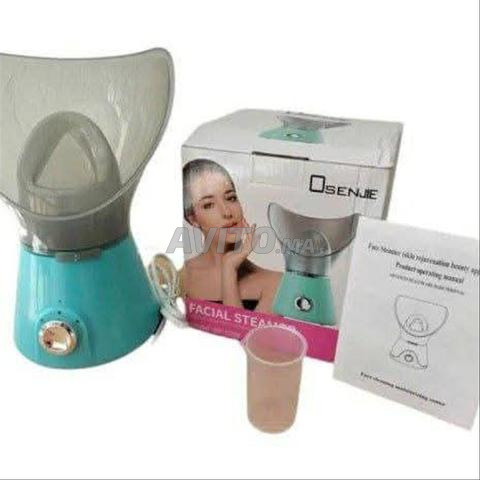 Ceci est un appareil de vapeur pour le visage qui ouvre les pores