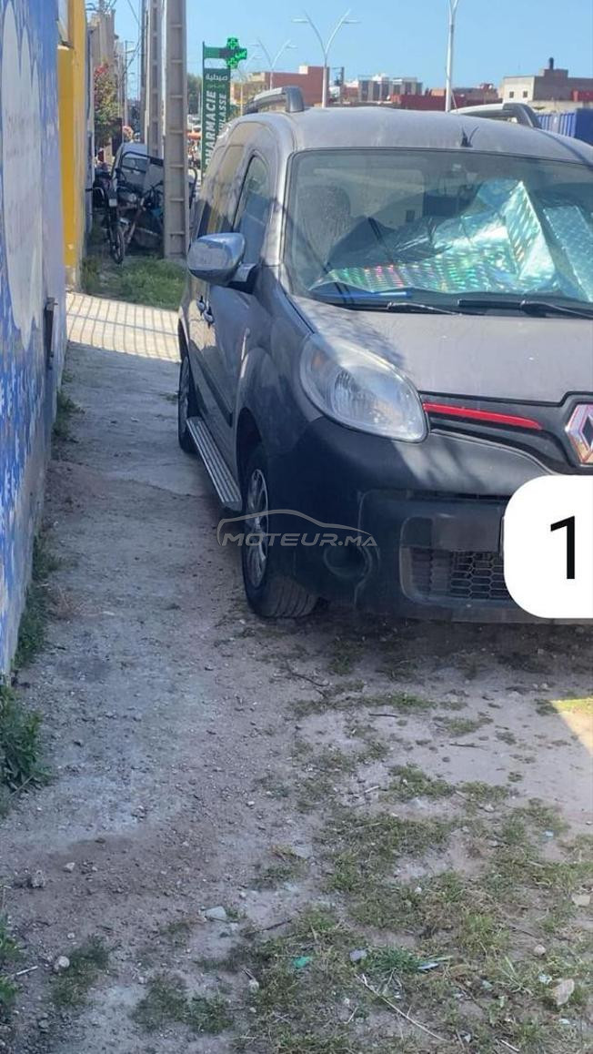 كاينة سيارة من نوع رونو كونغو