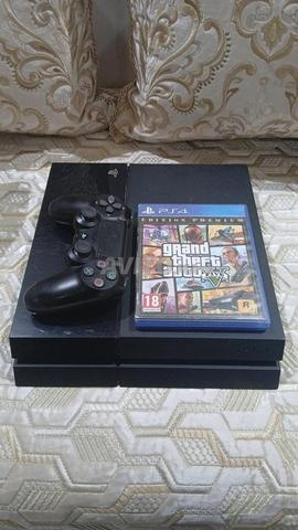 بلاي ستيشن 4 بحالة جيدة، تحتوي على فيفا 25، جي تي أي 5، وبعض الألعاب الأخرى