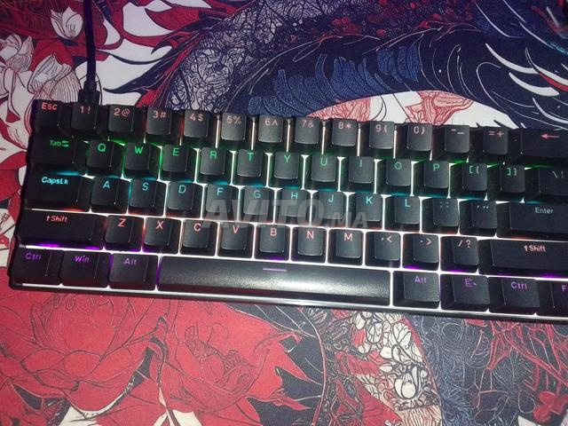 لوحة مفاتيح ميكانيكية بمفاتيح زرقاء