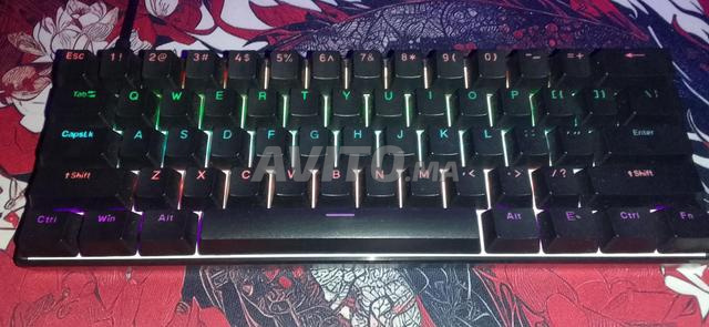 لوحة مفاتيح ميكانيكية بمفاتيح زرقاء - 2