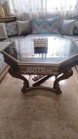 طاولة وسجادة مستعملة