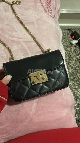 حقيبة تشارلز آند كيث للبيع