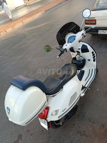 Vespa GTS 300 Yacht Club - 2