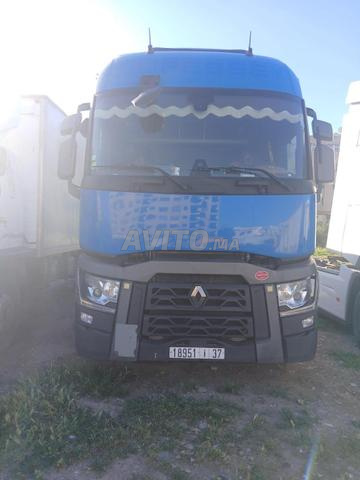 شاحنات. رونو أزرق. جديدة