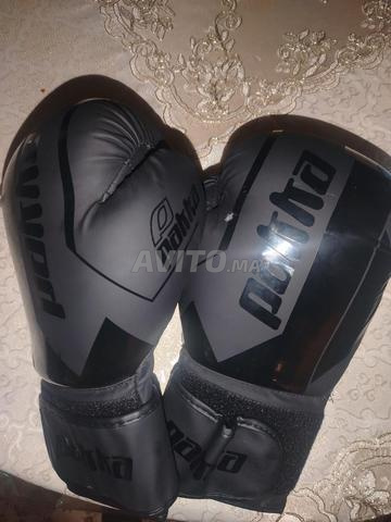 Gants neufs portés une fois, chaussures de sport et livres